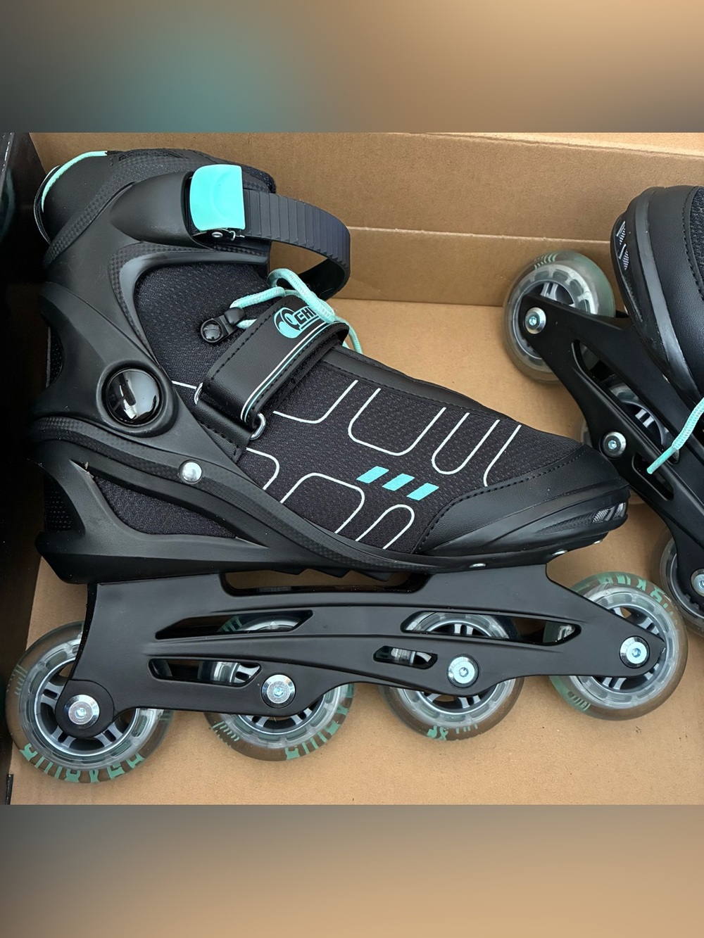 Women's Chicago Skates Black and Teal Inline Roller Skates plus Wrist Guards - Picture 2 of 9